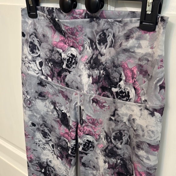 Lululemon Leggings Pink and Gray Cropped. Size 4 or 6, sporty - Picture 3 of 6